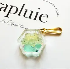 琥珀糖レジンキーホルダー　桜（緑）・六角形