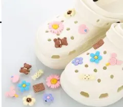 ジビッツ　サンダル　クロックス　足元おしゃれ シンプル