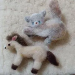 のんのん様ご依頼品　羊毛フェルトブローチ2点