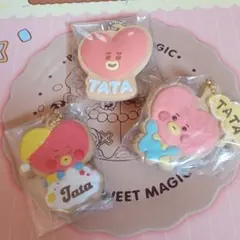 bt21いちばんくじ TATAふっくらラバーチャームとクッキーチャームコットx2