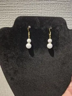 ホワイトボール型フックピアス