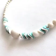 希少 湾曲x球形 水色と白 ミックスデザインビーズ ネックレス チョーカー