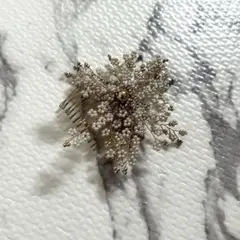 エレガントなゴールドのヘアコーム