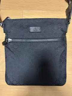 極美品　GUCCI GGナイロン ショルダーバッグ ブラックのサムネイル