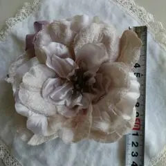 薄い紫、薄いピンクの花コサージュ