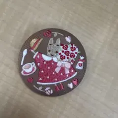 サンリオ　刺繍缶バッジ　マロンクリーム