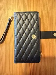 iPhone15pro 黒いキルティング手帳型ケース