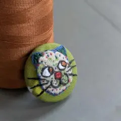 ミニサイズ 猫の顔のブローチ