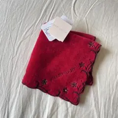 ジルスチュアート　スカラップ刺繍タオルハンカチ　赤　ワイン　レッド　花柄