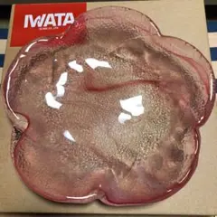 花形のピンクガラス皿、食卓を彩る美しいデザイン