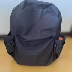 シンプルな黒のバックパック