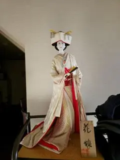 伝統的な日本人形 白・赤・金