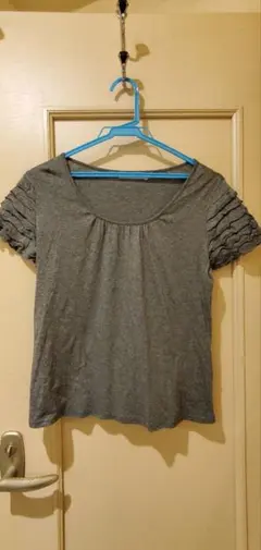 【値下げしました】フリル袖Tシャツ9号