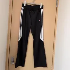 adidas ブラック フレアパンツ ホワイトストライプ