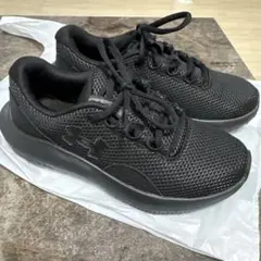 UNDER ARMOUR CHARGED SURGE スニーカー ブラック