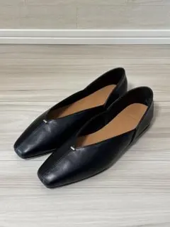 Vカット ゴールドアクセントパンプス ブラック