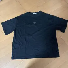 黒いシンプルロゴTシャツ