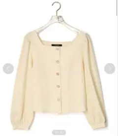 【美品】W closet スクエアネックボタン開きブラウス　アイボリー　ボタンのサムネイル