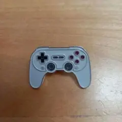 ゲームコントローラー型　ピンバッジ