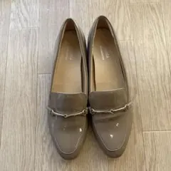 Sugata ベージュ エナメル ローファー