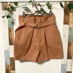 オレンジ ベルト付き ショートパンツ