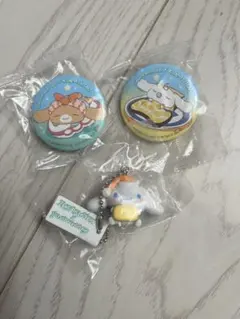 シナモロール×くら寿司　ビックらポン　フィギュア1点、缶バッジ2点セット売り