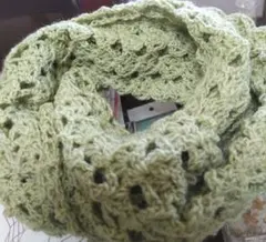 緑色の編み物マフラー