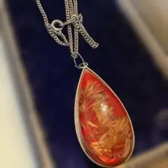 赤い葉模様の涙型ペンダント28センチ写真より濃い色です