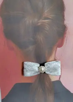 ハンドメイド　グレーレース　リボン型　ヘアクリップ　パールボタン付き　②