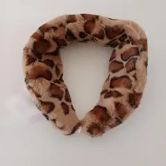 ヒョウ柄ファーマフラー ビジュー付き　マグネット式