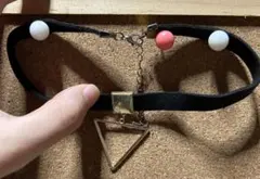 三角形ペンダント付きチョーカー