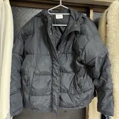 フード付きブラックダウンジャケット