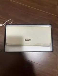 FURLA アイボリー 長財布