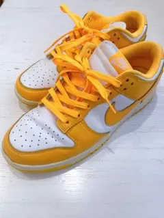 オレンジ スニーカー