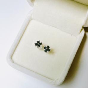 【新品】ミニクローバー オニキス風ピアス