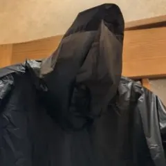 フード付き黒レインコート