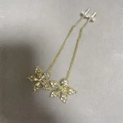 韓国　新品未使用　揺れる花モチーフ クリスタルビーズ チェーンピアス　キラキラ