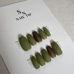 グリーンとブラウンのネイルチップ