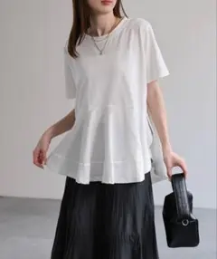 ペプラムシルエット クルーネック Tシャツ ホワイトのサムネイル