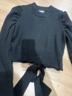 リボン付き黒ニットトップス