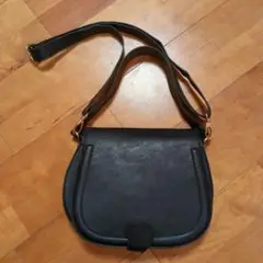 黒の合成皮革ショルダーバッグ