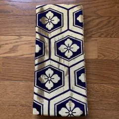 紺色と金色の六角形花模様の帯