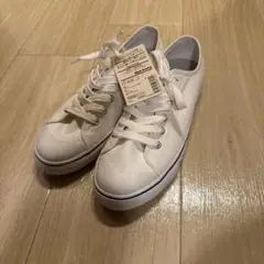ホワイトキャンバススニーカー 青いライン付き