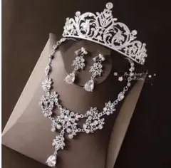 高品質豪華3点セット★ティアラ ・ネックレス・イヤリング★ブライダルウェディング