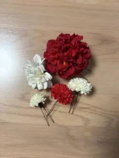 ヘアアクセ　フラワー　赤と白の花飾り5個セット　成人式髪飾り　着物髪飾り