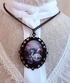 儚げスワンa：　ゴス調ブラックペンダント