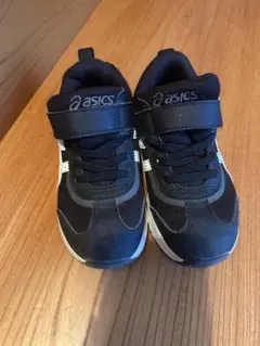 asics 黒 スニーカー 17.5