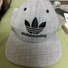 adidas スケートボーディング キャップ グレー