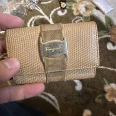 Salvatore Ferragamo キーケース ベージュ クロコ型押し - メルカリ