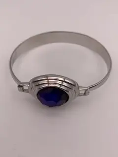 紫色の宝石付きバングル